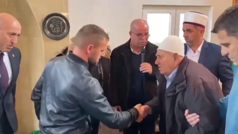 Familja Shala nga Rahoveci fal gjakun e babait, Haradinaj publikon momentin
