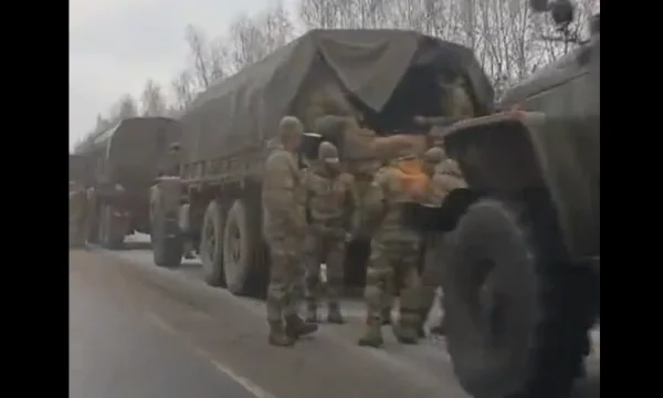 Pamjet e kolonës së ushtrisë ruse disa kilometra nga kufiri me Ukrainën