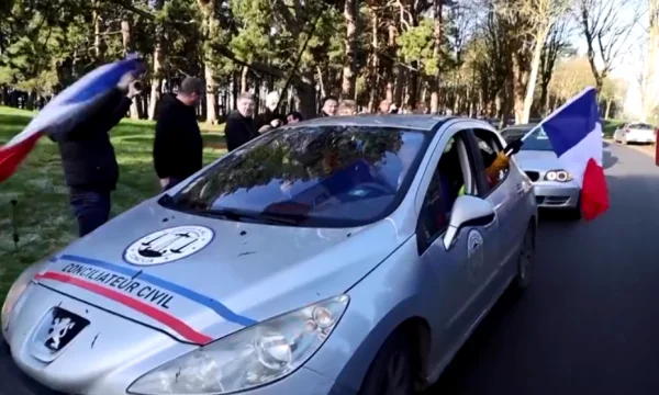 Protestuesit e “Konvojit të Lirisë” afër Parisit, Macroni bën thirrje për qetësi