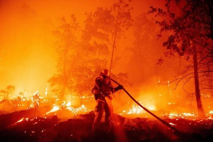 Kalifornia në flakë në pikun e dimrit