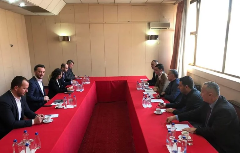 Rryma: ​Ftesës së Dardan Molliqajt i përgjigjen veç AAK, AKR dhe Nisma