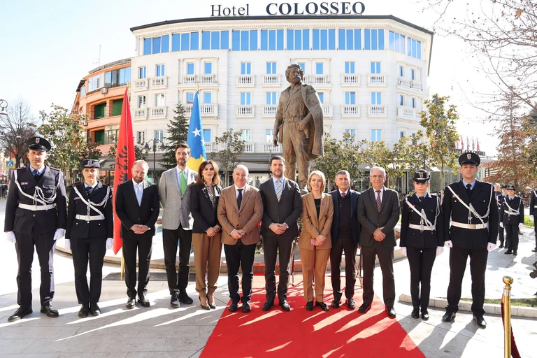 Krasniqi kërkon që edhe në mes të Prishtinës, si në Tiranë, të ketë shtatore të Adem Jasharit