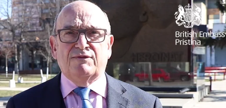 Sir Stuart Peach pas 22 vjetësh në Kosovë: Mahnitëse se sa shumë ka ndryshuar vendi për të mirë