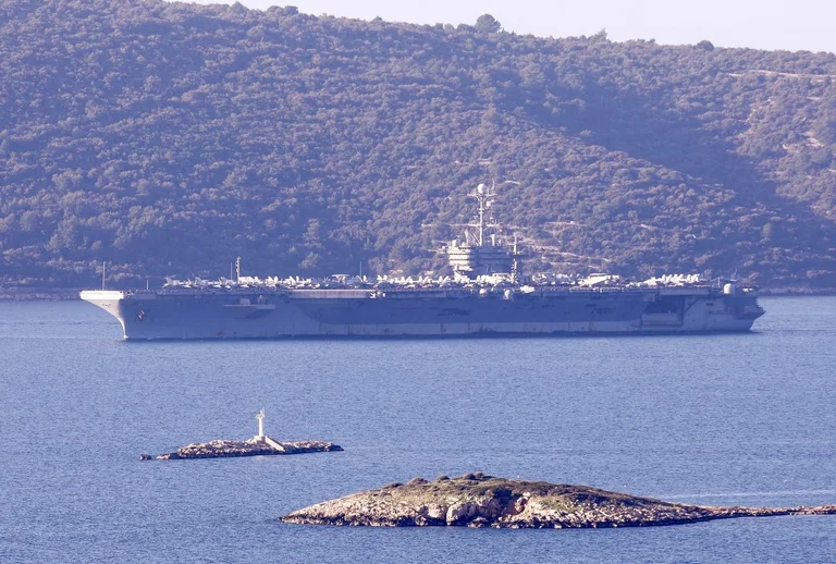 E madhe sa tri stadiume: Në Splitin kroat arrin aeroplan-mbajtësja e famshme amerikane, e pret admirali Kurt