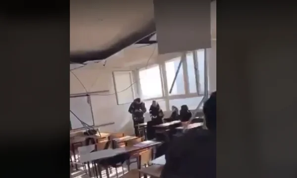 Bie tavani në një klasë të shkollës në Lipjan