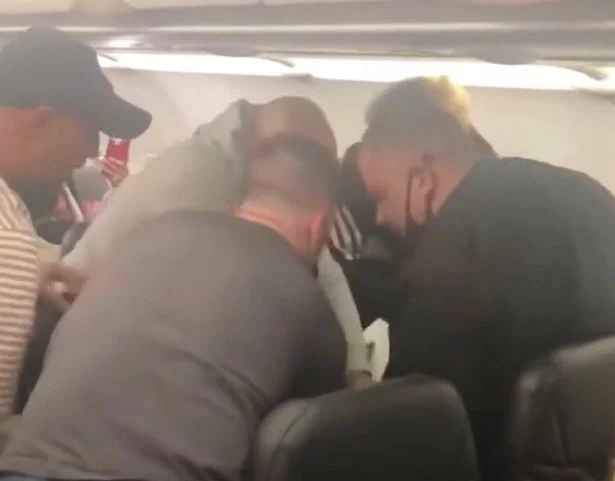 Kaos në aeroplan: Burri pretendoi se një grua po e godiste me shiringë, bëhet ulje emergjente