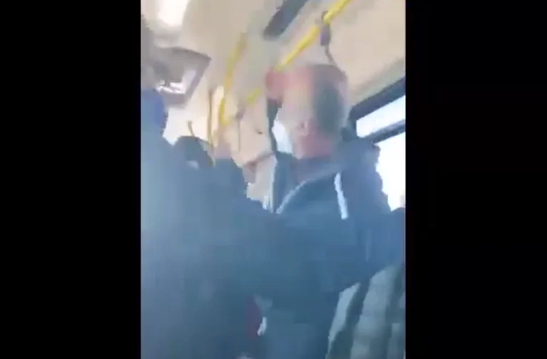 “Mshele gojën se trutë t’i qes”, përleshje mes kondukterit dhe pasagjerit brenda autobusit (VIDEO)