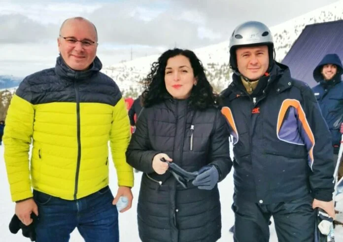 Osmani ‘kapet’ me mediat: Rrobat e skijimit i blejtëm 15 euro në një market, dhe jo siç raportuan disa portale