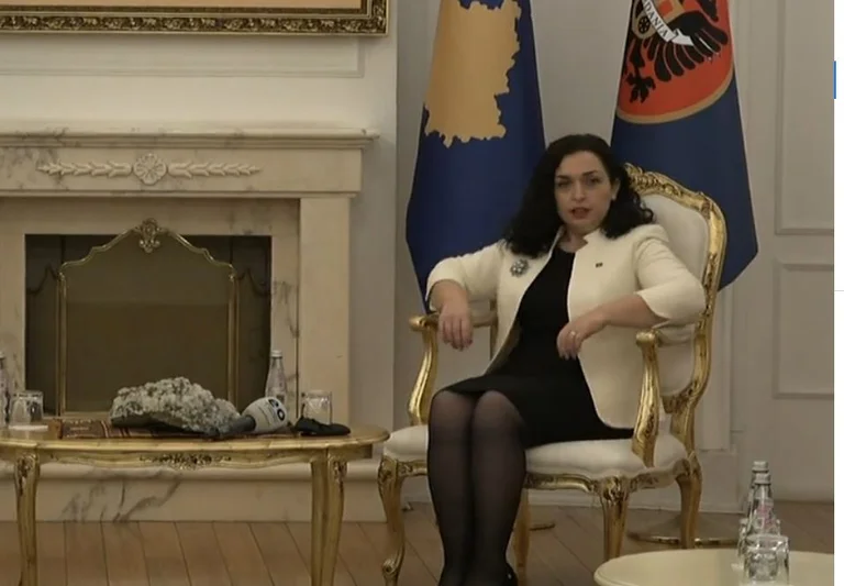 E pahijshme: Presidentja Osmani tregohet arrogante me gazetarët dhe ju bërtet (Foto)
