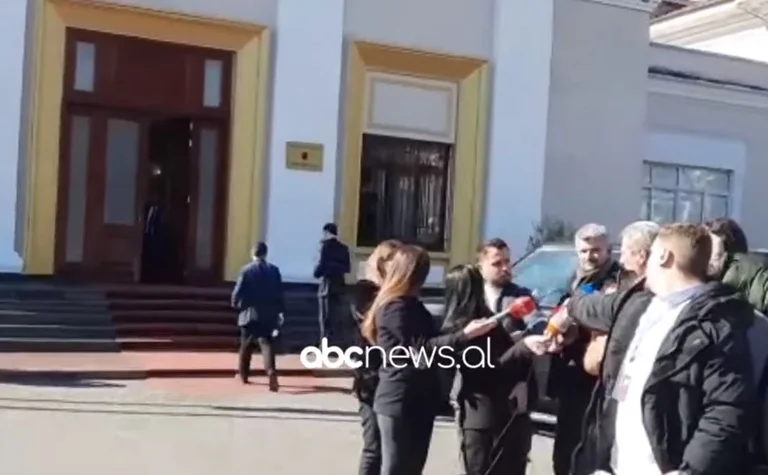Basha i kalon pas krahëve teksa ai fliste për mediat, Berisha: Armiku më i rrezikshëm të rri pas