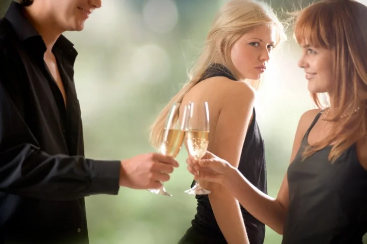 Çfarë duhet të bëni nëse dikush flirton me partnerin tuaj?