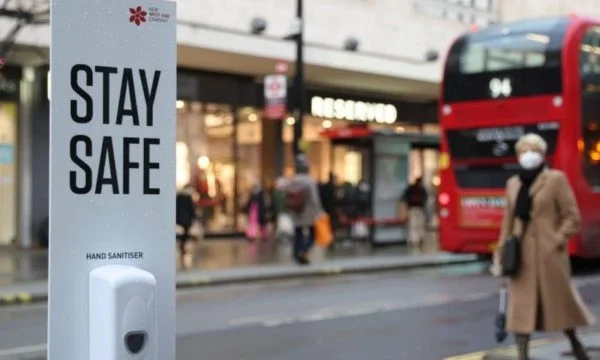 Britania heq të gjitha kufizimet e koronavirusit në 21 shkurt, Franca drejt eliminimit të Green Pass