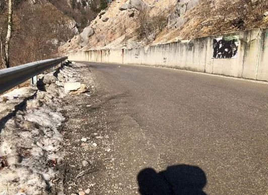 Rrëshqitje e gurëve në rrugën për Rugovë