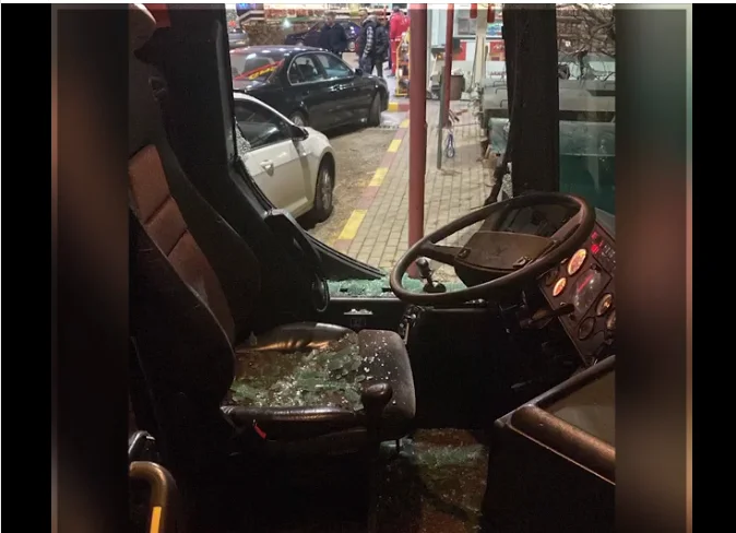 Momenti kur sulmohet autobusi i KB Prishtina (VIDEO)