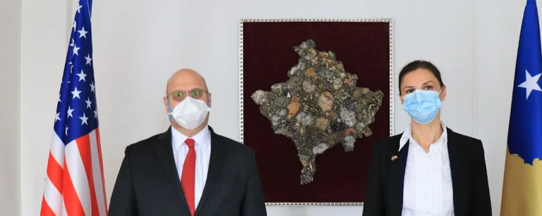 Kriza me rrymën, ambasadori amerikan zotohet për mbështetje