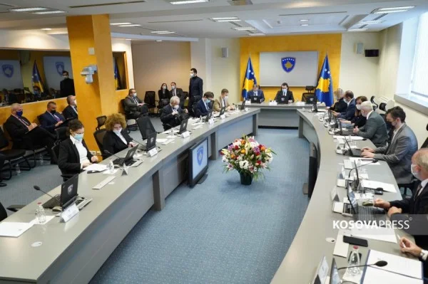 Qeveria thotë se do t’i punësojë 1 mijë të rinj