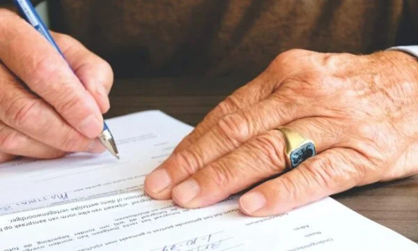 Biznesmeni serb i lindur në Pejë paraqet kërkesë që të bëhet 20 vjet më i ri