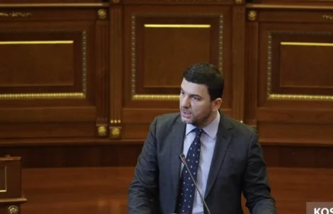 Krasniqi: Edhe votuesit e Kurtit po kërkojnë me ikë prej Kosovës