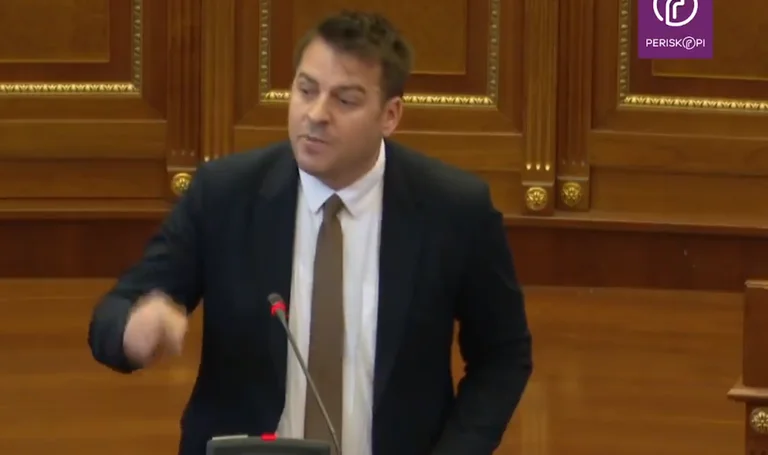 Muja i mëshon foltores me gishtin tregues e me grusht: Kurti mban premtimet, po luftohet krimi në veri