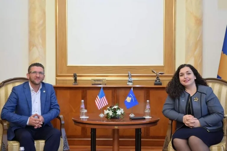 Ky status i Vjosa Osmanit e qet në rrenë këshilltarin e saj që tha se ajo udhëtonte nga Gjilani