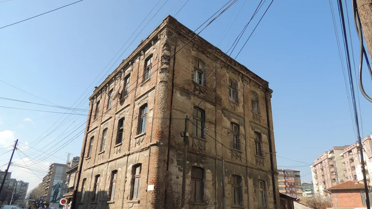 Pas shumë reagimeve, BE dhe UNDP pezullojnë renovimin e shtëpisë së Xhafer Devës