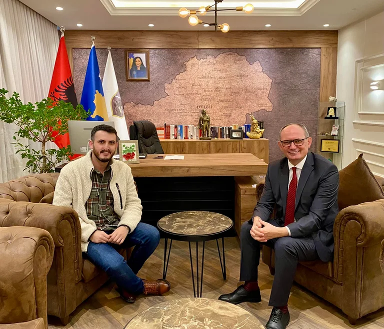 Agim Aliu takon djaloshin ferizajas që u bullizua për pamjen
