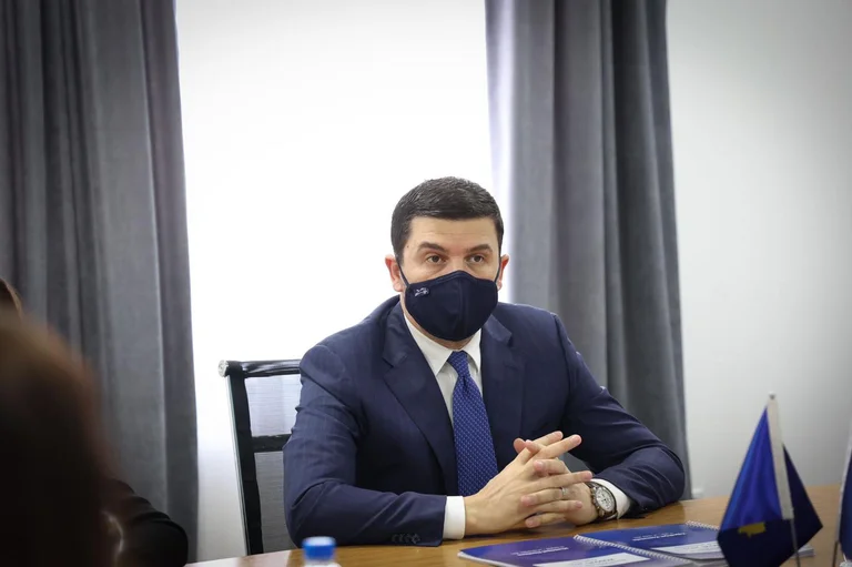 Krasniqi: Po shqyrtojmë peticion qytetar kundër ngritjes së çmimit të rrymës