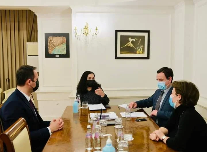 Politologu lëshon alarmin: Diplomacia kosovare në gjumë, shihni se çka po bën Serbia në ShBA