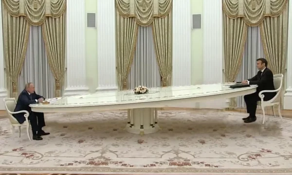Tallje epike për tavolinën ku Putini e uli Macronin në takim