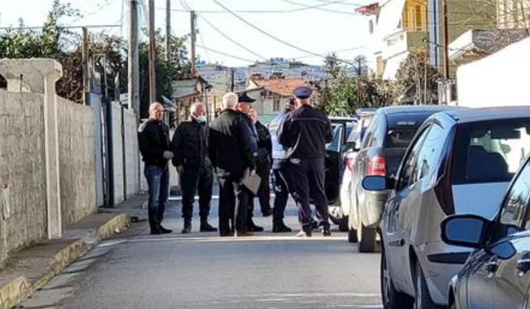 Tronditëse: Burri gjen gruan e masakruar në banesën e tyre