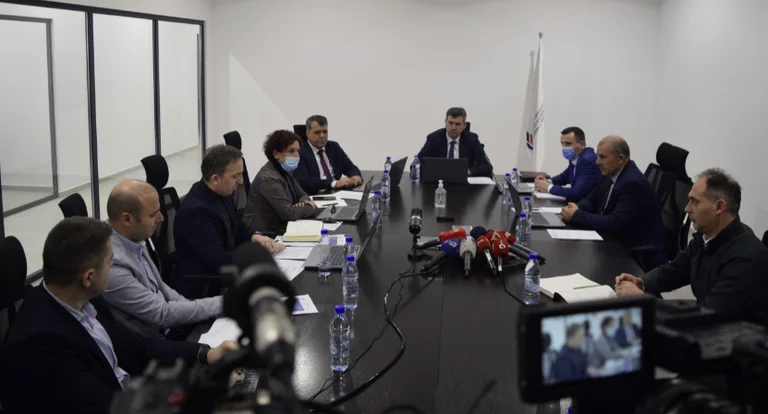 U rrit çmimi: ZRRE-ja vendos kundërligjshëm tarifat e reja të rrymës