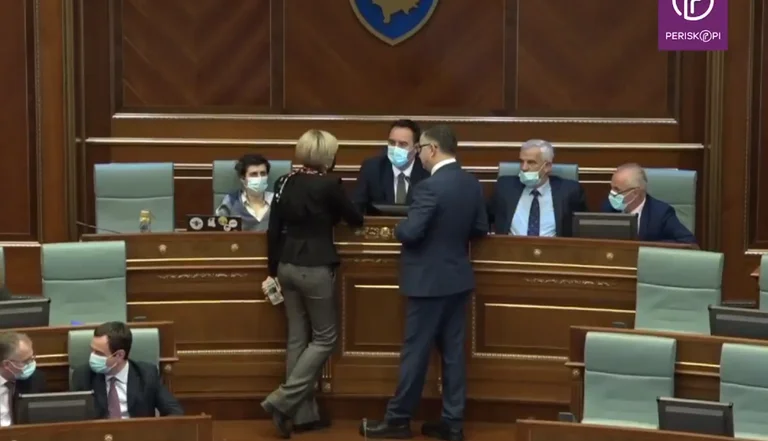 AAK ndejti në seancë, VV s’ia kthen me të mirë: Abstenojmë në rezolutën e propozuar nga ju