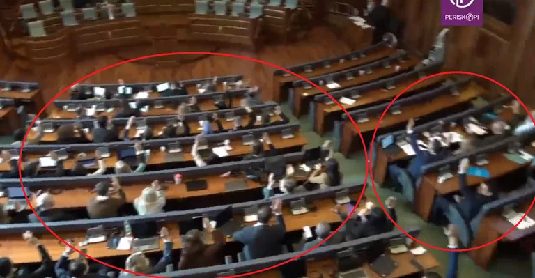 Opozita e vetmuar ka për të fituar: AAK ia thyen mendjen VV-së, ia voton rezolutën 15 minuta pasi i tha ‘jo’