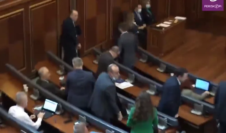 PDK e LDK lëshojnë sallën e Kuvendit, pasi VV nuk donte të diskutohej për shtrenjtimin e rrymës