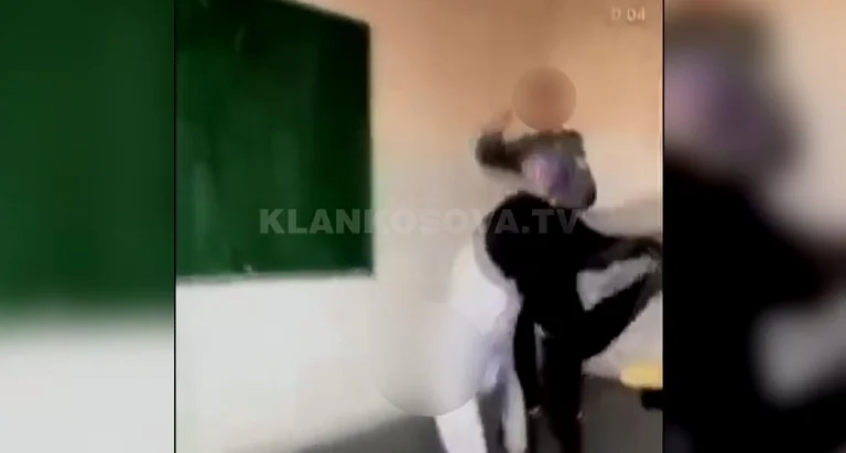 Nxënësi bëri “akrobacione” në orën e mësimit, profesori Lulzim Paci thotë se ai është problematik