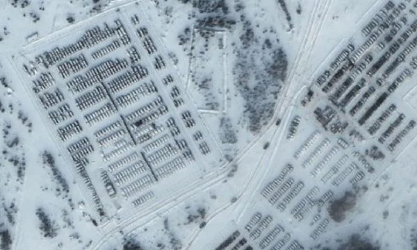 Imazhet satelitore zbulojnë lëvizjet e reja të Rusisë drejt Ukrainës, Putini mund të urdhërojë pushtimin