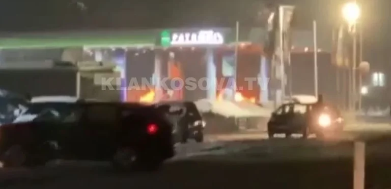 Përfshihet nga zjarri një veturë në një pikë karburanti, në magjistralen Prishtinë-Ferizaj