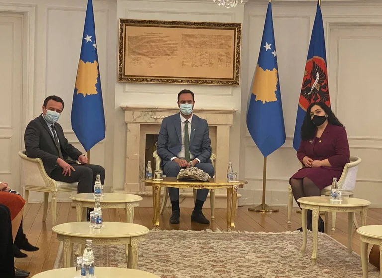 Asnjë fjalë: Pse e injoruan Osmani, Kurti e Konjufca përvjetorin e Rambujesë?