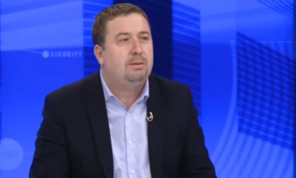 Latifi kritikon deputetët: Llaskuca e presnjakë, këqyrin gjithkund me përfitu