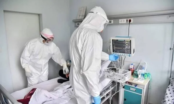 Pacientë të lidhur për aparatet e frymëmarrjes duke luftuar për jetën, brenda Pulmologjisë në QKUK