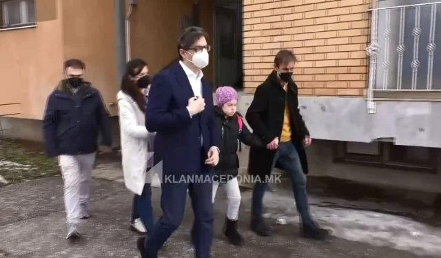 Ëmbla dorë për dore me presidentin e Maqedonisë së Veriut, niset për në shkollë