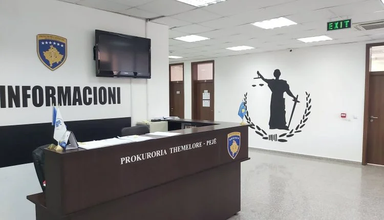 Dhunim, shantazh, fotografi e inçizime joligjore: 30 ditë paraburgim për zyrtarin policor në Pejë