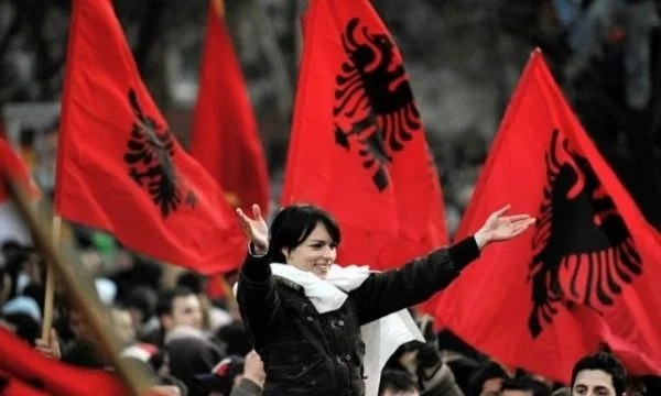 Gjykata serbe vazhdon t’i përndjekë shqiptarët e Luginës që përdorin flamurin kombëtar