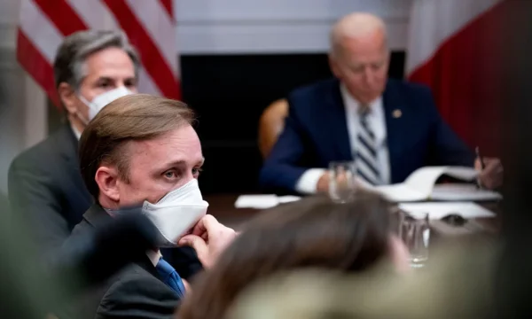 Zyrtari i Shtëpisë së Bardhë alarmon: Tash në çdo moment Rusia mund ta pushtojë Ukrainën