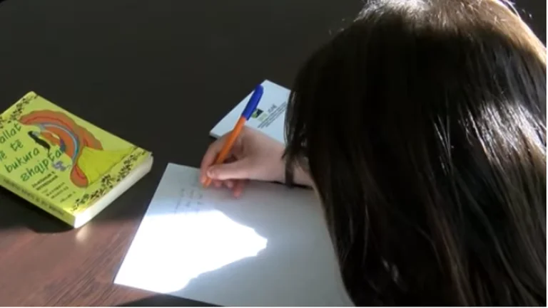 14-vjeçarja nga Vushtrria me probleme shikimi pa ndihmë në klasë, po i vështirësohet shkollimi