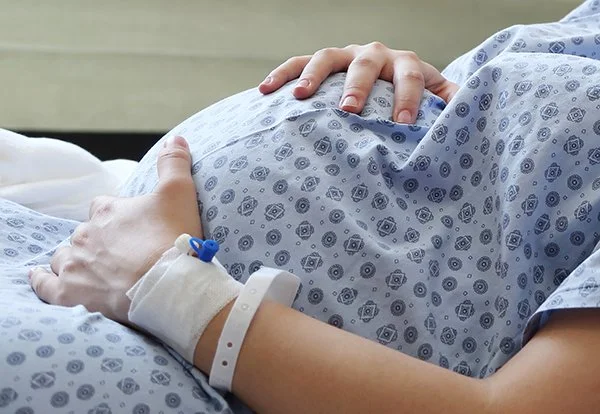 12 gra shtatzëna po trajtohen për Covid-19 në Gjinekologji