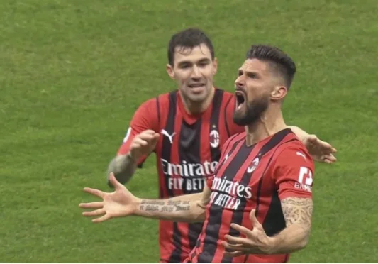 Giroud “mbret” në Milano, kuqezinjtë fitojnë me përmbysje