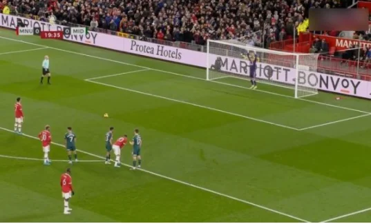 Penallti për Man Utd, Ronaldo dështon të shënojë