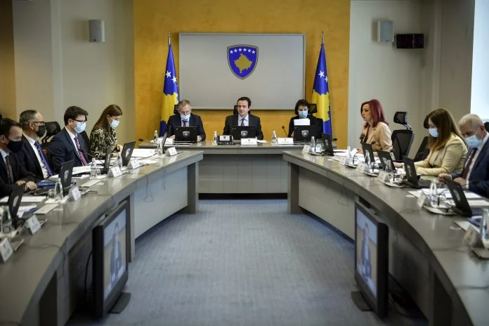 Qeveria miraton lirimin e masave të COVID-19