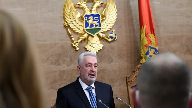 Rrëzohet qeveria e Malit të Zi